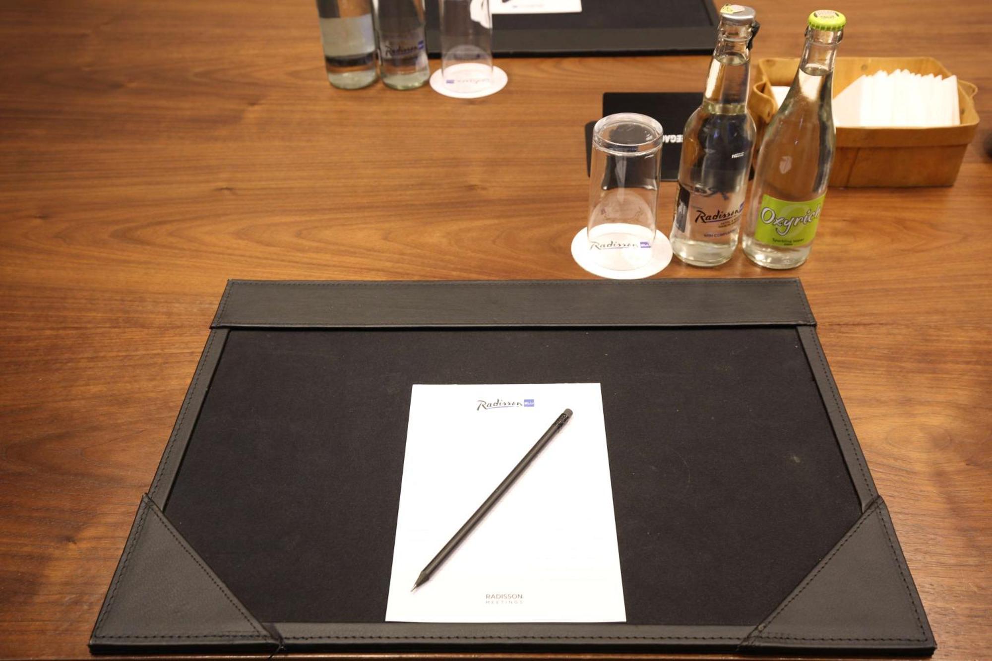 Radisson Blu Hotel&Residence Nairobi Arboretum Extérieur photo A leather desk pad